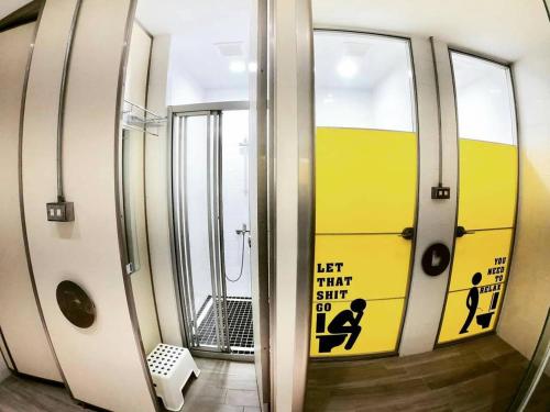 台南188 Station的浴室设有镜子和标志