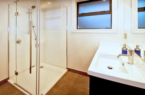 瓦纳卡Pembroke Lodge的一间带水槽和淋浴的浴室