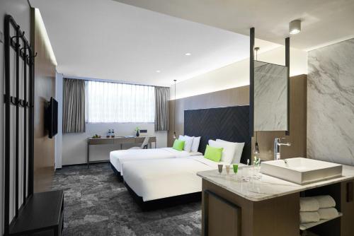 香港旭逸酒店 (荃湾)的酒店客房设有白色的床和水槽