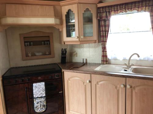 达农Lyndhurst 39的一个带木制橱柜和水槽的厨房