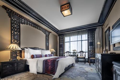 昆明昆明翠湖宾馆的一间卧室设有一张大床和一个大镜子