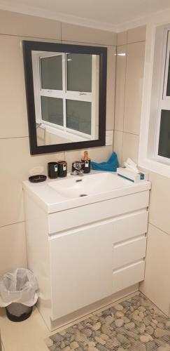 拉罗汤加Te Etu Villa 2的浴室设有白色水槽和镜子