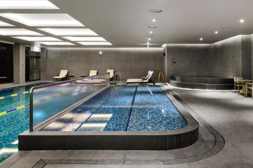 蔚山Hotel Hyundai by Lahan Ulsan的大楼内的大型游泳池