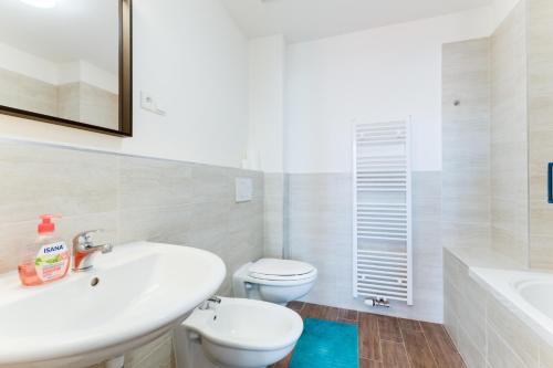 布拉格Garden apartment in the center - Leg12的白色的浴室设有水槽和卫生间。