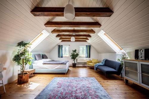 洛伊查赫Landhaus Pößnitz的一间卧室配有一张床,并在一间客房内配有电视。