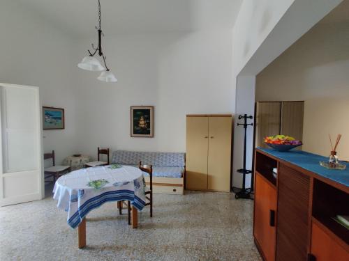 圣凯撒利亚温泉Miramare Vacanze Apartment的一间带桌子的客厅和一间厨房