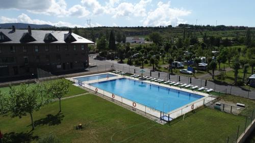 Sabiñanigo Camp & Hotel内部或周边泳池景观