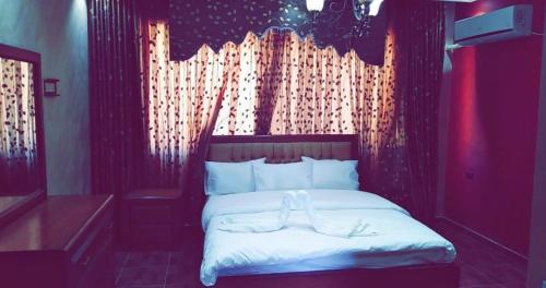 瓦迪穆萨Petra Villa的一间卧室,床上有白色的鞋