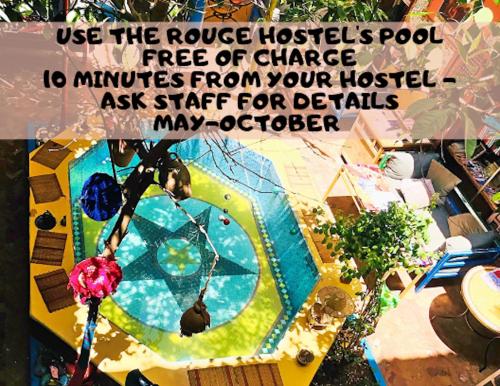 马拉喀什马拉喀什鲁热旅馆的一个游泳池的照片,上面的单词是使用免费玫瑰花家庭池