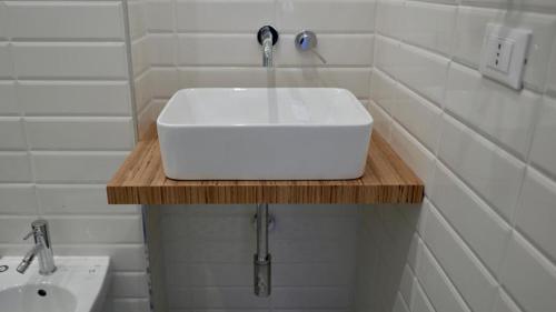 巴勒莫THE VIEW的浴室内木制柜台上的白色水槽