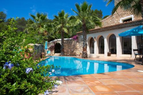 卡涅利亚斯Villa Hermosa at Masia Nur Sitges, Adults only的棕榈树屋前的游泳池