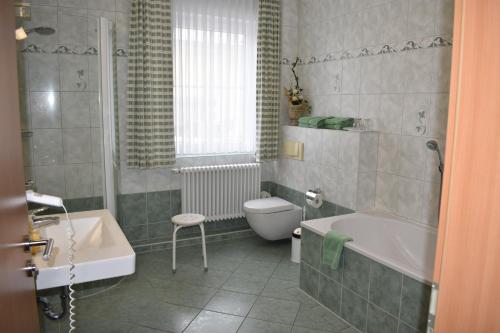 哈弗尔贝格Hotel garni "Am Hafen"的带浴缸、卫生间和盥洗盆的浴室