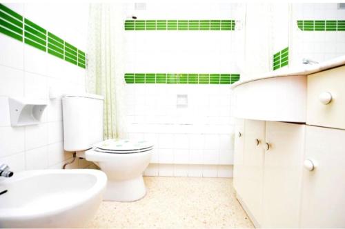 皮内达德马尔Apartamento Pineda的白色的浴室设有卫生间和水槽。