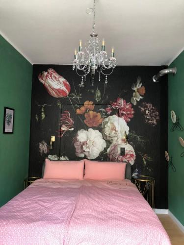 拜罗伊特Luna Estela的卧室配有粉红色的床和花卉壁纸
