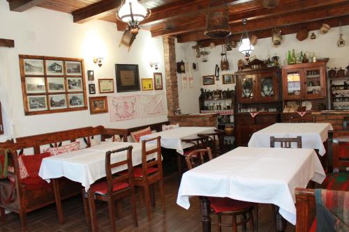 普拉伊德Zsuzsanna Paraszthaz的一间餐厅,房间内设有白色的桌椅