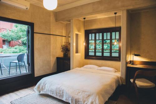 东京Guesthouse toco的一间卧室设有一张大床和一个窗户。