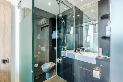 格拉斯哥格拉斯哥Z酒店的一间带玻璃淋浴和卫生间的浴室