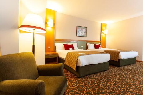 科尼亚奥泽卡玛克科尼亚酒店的酒店客房,配有两张床和椅子