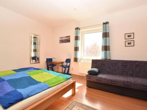 奥斯特巴德里克Quaint Apartment in Rerik near Sea的一间卧室配有一张床、一张沙发和一个窗口