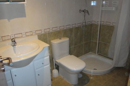比韦罗Apartamento en 1ª línea de la Playa de Covas - Viveiro (Lugo)的浴室配有卫生间、盥洗盆和淋浴。