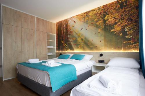 萨拉热窝Apartment Zara Sarajevo的墙上画画的房间里设有两张床