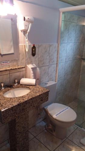 皮卡达卡费农夫旅馆的一间带卫生间、水槽和镜子的浴室