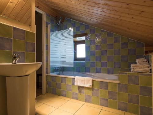 Chaleix拉格朗德曼森度假屋的带浴缸和盥洗盆的浴室