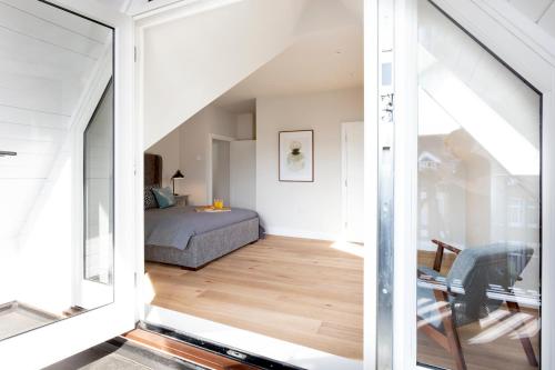 温莎Hampden Apartments - The Richard的一间设有床铺和玻璃窗的房间