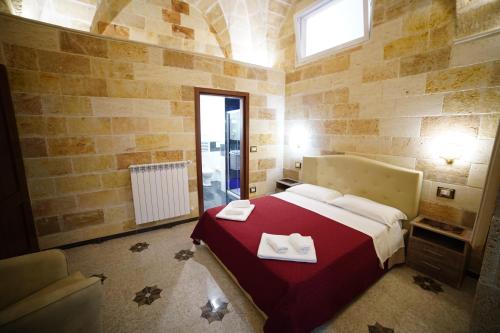 切萨雷奥港Il Vittoriano的一间卧室配有一张带红色毯子的大床