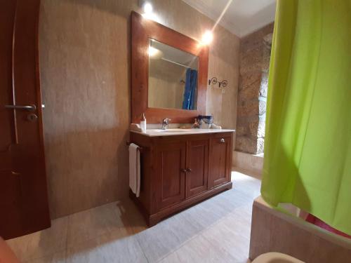蒙塔莱格里Casa do Cerrado的一间带水槽和镜子的浴室