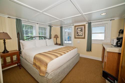 泰比岛Georgianne Inn & Suites check in 212 Butler Ave的一间卧室,卧室内配有一张大床