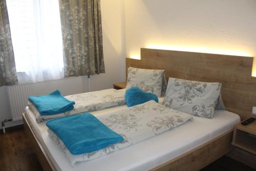 HarmannschlagArrahof的一间卧室配有两张带蓝色枕头的床