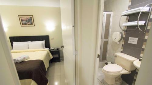 利马范宁酒店的一间带床和卫生间的小浴室