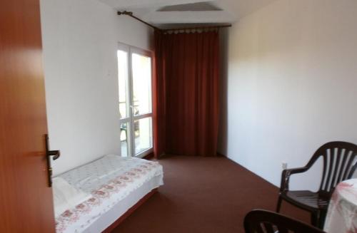 奥尔什丁扬帆旅馆的小房间设有床和窗户