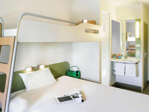 南安普敦南安普敦中心宜必思快捷酒店的一间卧室配有一张带摄像头的床