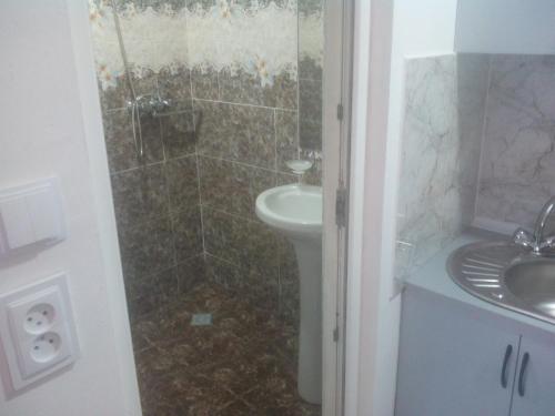 库塔伊西malu的带淋浴、盥洗盆和卫生间的浴室