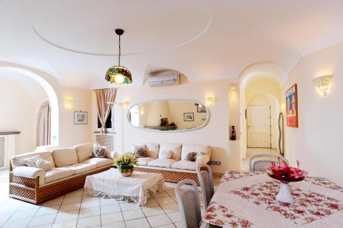 伊斯基亚Villa Formica的客厅配有沙发和桌子
