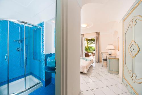 伊斯基亚Villa Formica的带淋浴的蓝色浴室和卧室