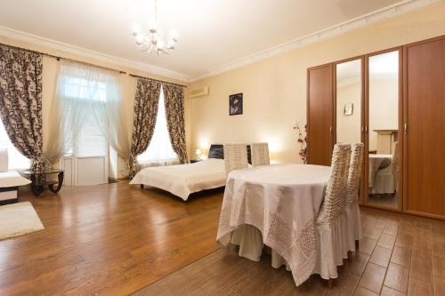 敖德萨GoodRest on Ekaterininskaya的卧室配有一张床和一张桌子