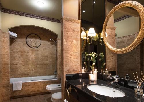 特鲁希略依赞特鲁希略酒店的一间带水槽、卫生间和镜子的浴室