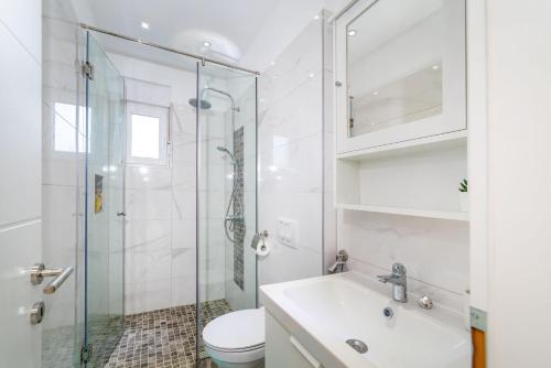 波吉卡Holiday Home Gabriella的带淋浴、盥洗盆和卫生间的浴室