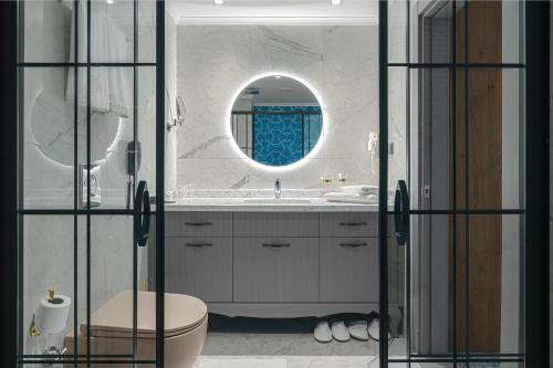 阿拉尼亚Riviera Zen Hotel Adult Only的一间带水槽、卫生间和镜子的浴室