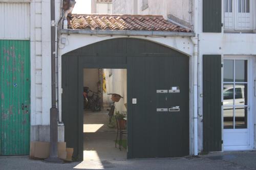 里夫杜海滩COUP DE COEUR Studio的建筑上带黑色门的拱门