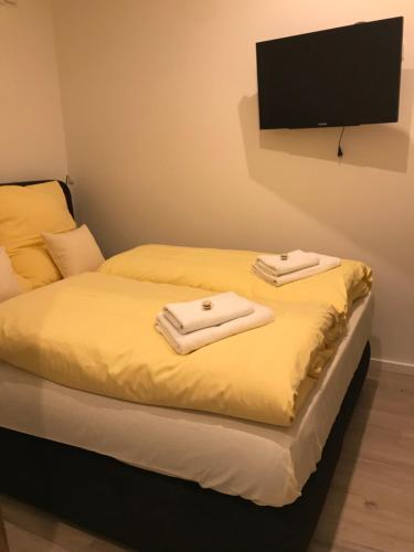 汉堡Apartmenthaus Hamburg Eppendorfer Weg的一间卧室配有带毛巾的床