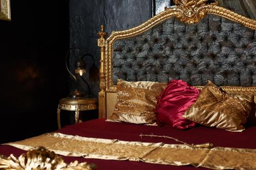 利耶帕亚Karosta Prison的一张带金框和枕头的床