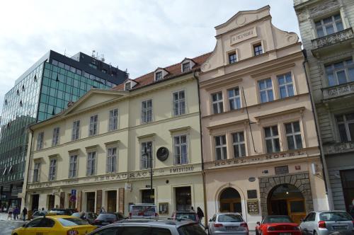 布拉格乌迷得维库啤酒酒店的前面有汽车停放的建筑