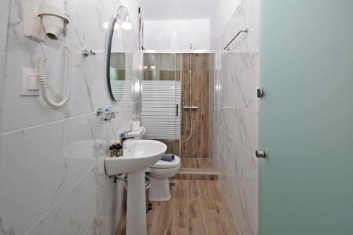 新马尔马拉斯Aqua Marine 2的白色的浴室设有卫生间和水槽。