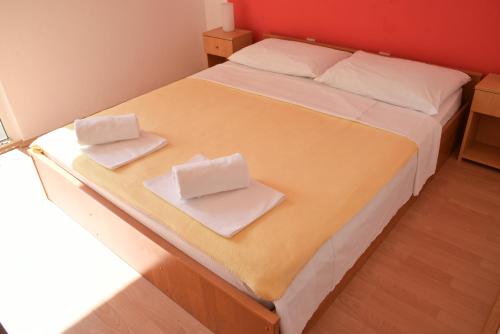 帕格Villa Galeb Pag - at the main Beach的一间卧室配有一张带两条白色毛巾的床