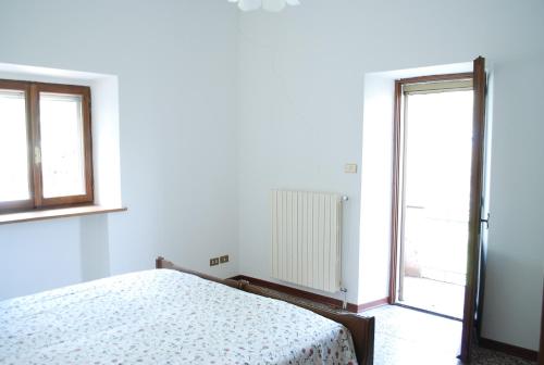 BarigazzoCasa rosa sull'appennino tosco emiliano的一间白色卧室,配有床和2个窗户