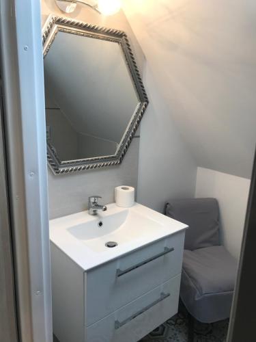 索利纳Apartament Roti Solina的浴室设有白色水槽和镜子